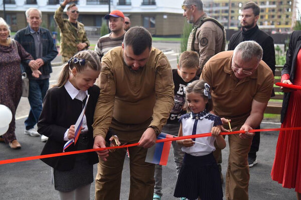 Глава ДНР Денис Пушилин на церемонии вручения ключей новым жильцам в Мариуполе. Фото © PRO_ Республику