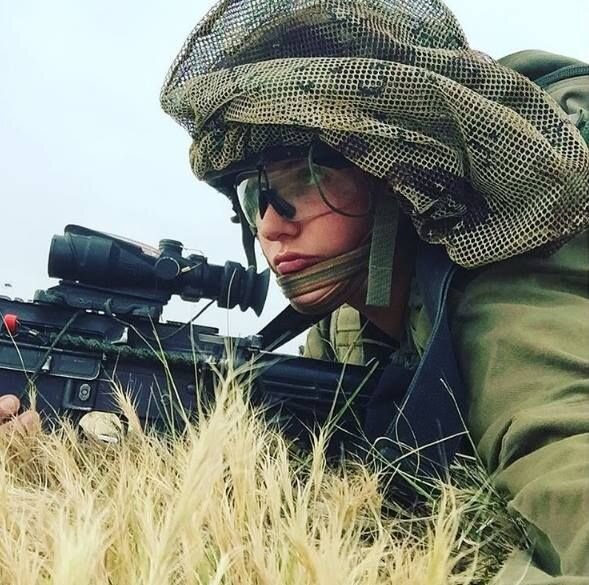 Военнослужащая Армии Обороны Израиля (АОИ), на каске прикреплен чехол - мицнефет