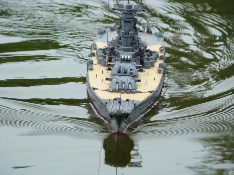 Главный калибр этого линкора может с настоящим огнестрелом потягаться)))
