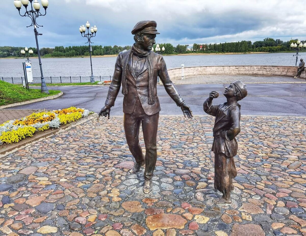 День самостоятельно. Памятник Остапу Бендеру в Рыбинске. Скульптура Остапа Бендера в Рыбинске. Памятник Остапу Бендеру и мальчику в Рыбинске. Памятник 12 стульев Рыбинск.