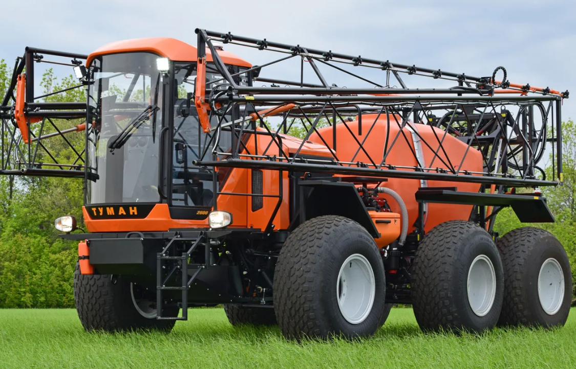 Опрыскиватель-разбрасыватель самоходный ТУМАН-3. Шины низкого давления, узкие колеса, навигационная система, электромеханическое подруливающее устройство