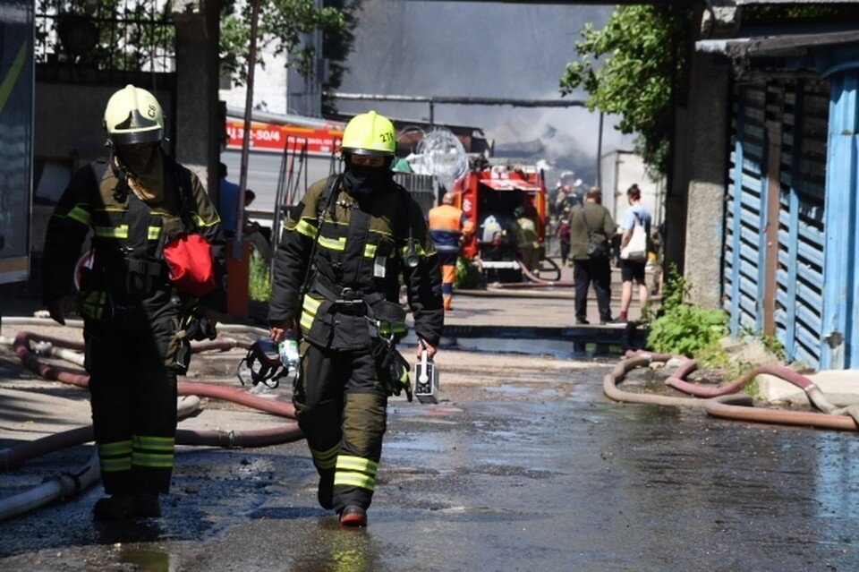     В Ростове загорелось двухэтажное здание. Михаил ФРОЛОВ
