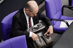 40 лет портфелю Шольца.