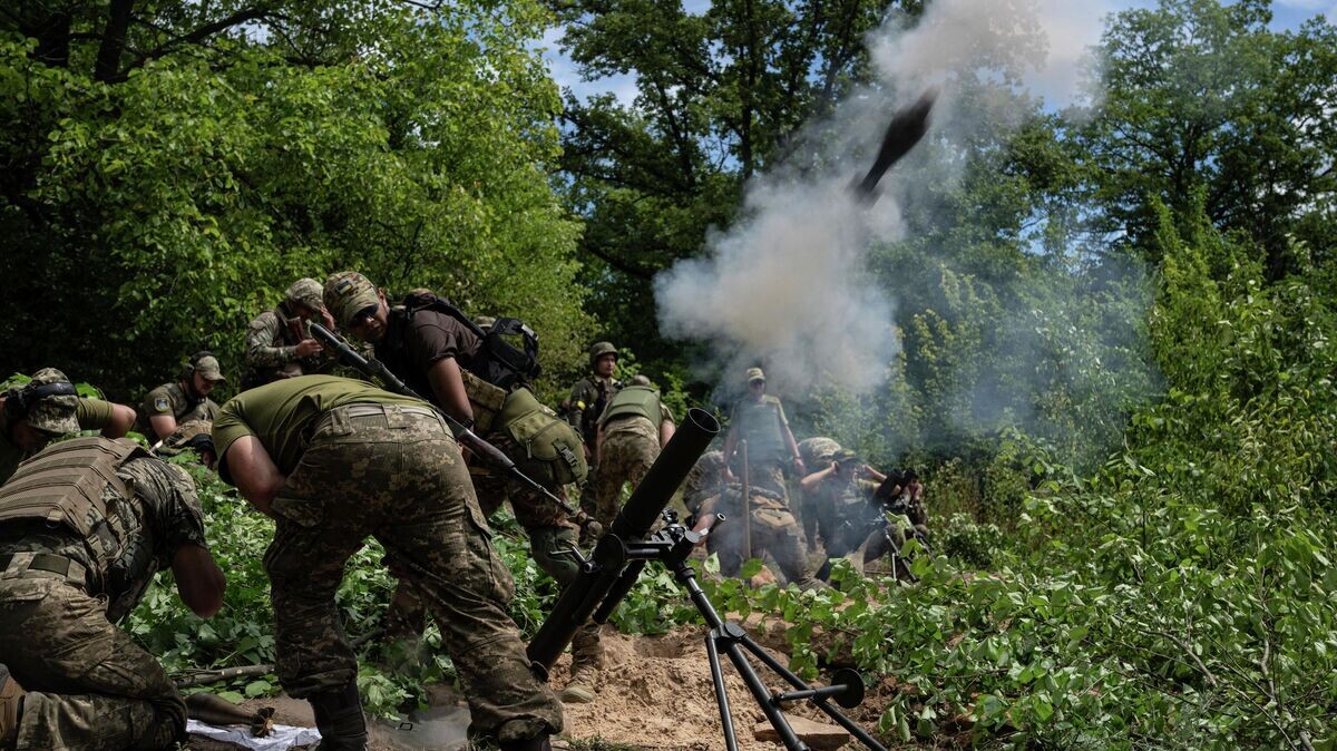    Украинские военнослужащие ведут огонь из 82-мм миномета© AP Photo / Evgeniy Maloletka
