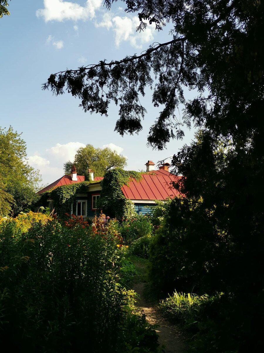 Вид на дом из сада. Фото автора.