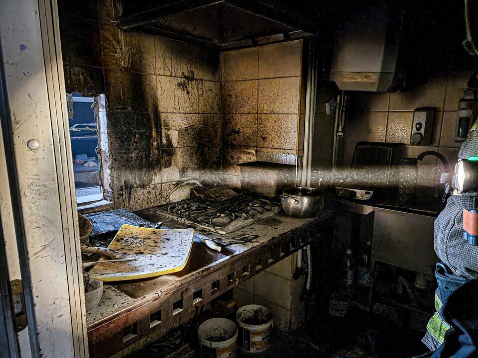     Кафе находится в жилом пятиэтажном доме. Фото: МЧС Мурманской области