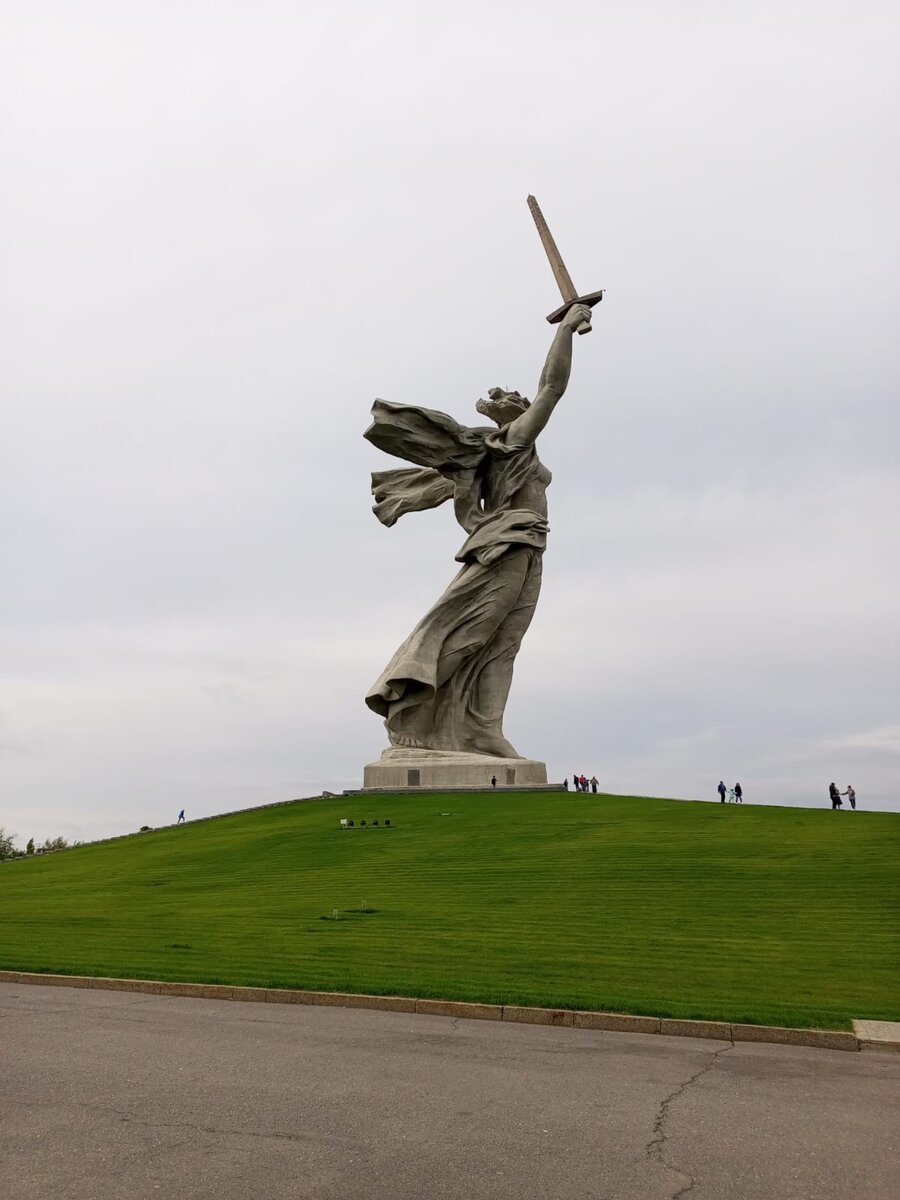 Жизнь не жалея родину свою. Мамаев Курган Волгоград. Памятник Победы Мамаев Курган. Памятники Сталинградской битвы.