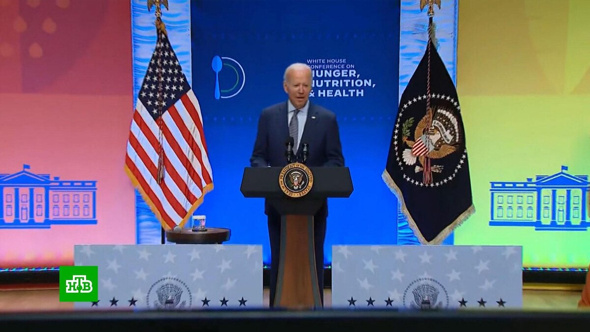    Байден начал разговаривать с погибшей в августе конгрессвумен во время выступления