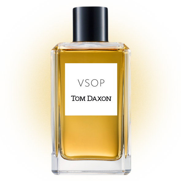 
купить19 900 руб.Парфюмерная вода VSOP, Tom DaxonУдивительно сбалансированная между горечью и сладостью композиция —  напоминает одновременно запах покрытой мхом коры, свежий табак и цитрусовый десерт с корицей.    
 Стартовый аккорд — коньяк, герань и бергамот — переходит к имбирно-коричным нотам, а мускус и сандал завершают композицию. Стойкость около четырех часов.    
 Несмотря на насыщенность аромата, он может быть как вечерним, так и повседневным. А еще под него хочется наряжаться. На осень и зиму мой абсолютный фаворит.