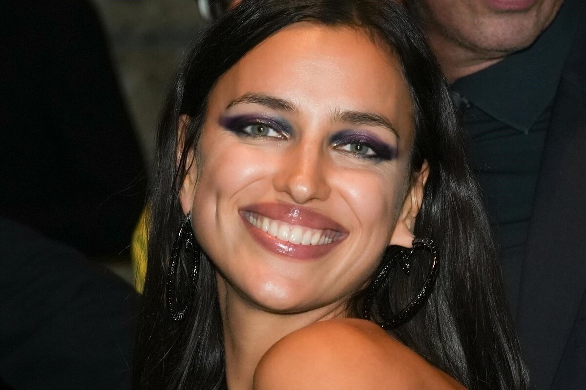     «Взгляд, как у тигрицы»: Ирина Шейк с агрессивным мейком и рискованным декольте ошеломила фанатов