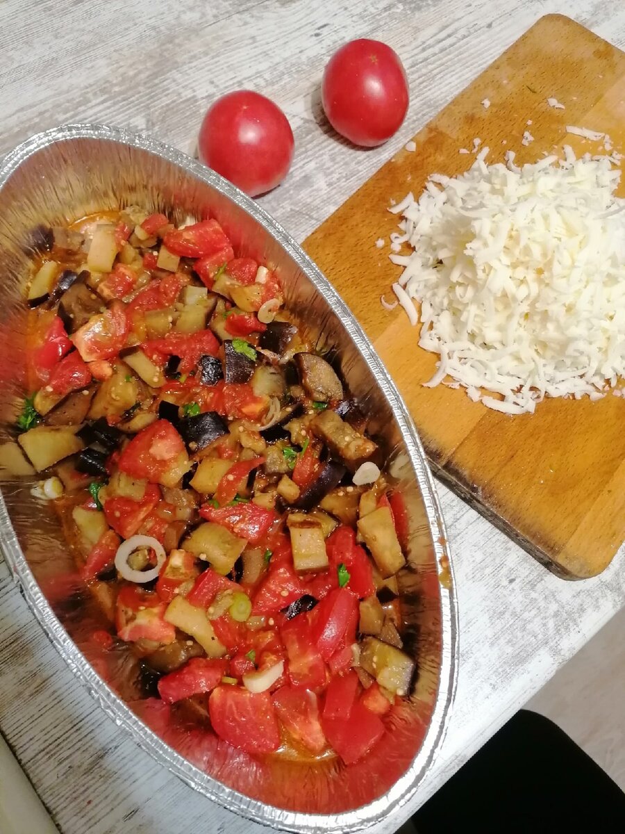 Перед тем как засыпать сыр