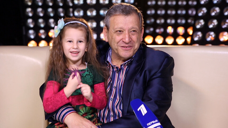 Девочка гордится своим отцом. Его вторая жена - тоже. Выйдя замуж снова, Анна Панасенко так и осталась Грачевской - уж больно знаменитая фамилия.