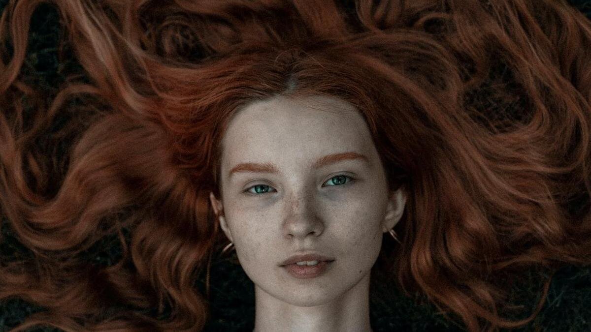    Девушка с красивыми рыжими волосами и бровями:Pexels