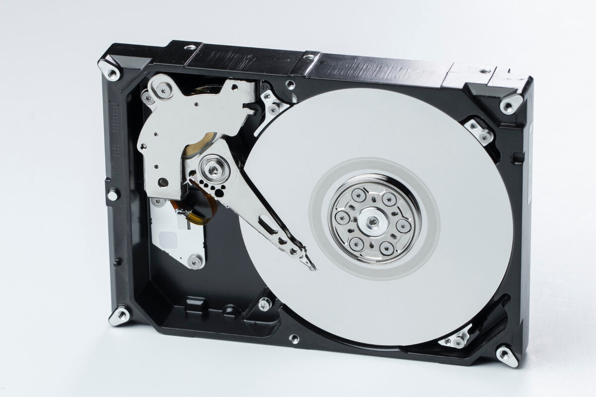 Изображение от <a href="https://ru.freepik.com/free-photo/high-angle-metallic-hard-drive-components_26559793.htm#query=%D0%B6%D0%B5%D1%81%D1%82%D0%BA%D0%B8%D0%B9%20%D0%B4%D0%B8%D1%81%D0%BA&position=9&from_view=search&track=sph">Freepik</a>