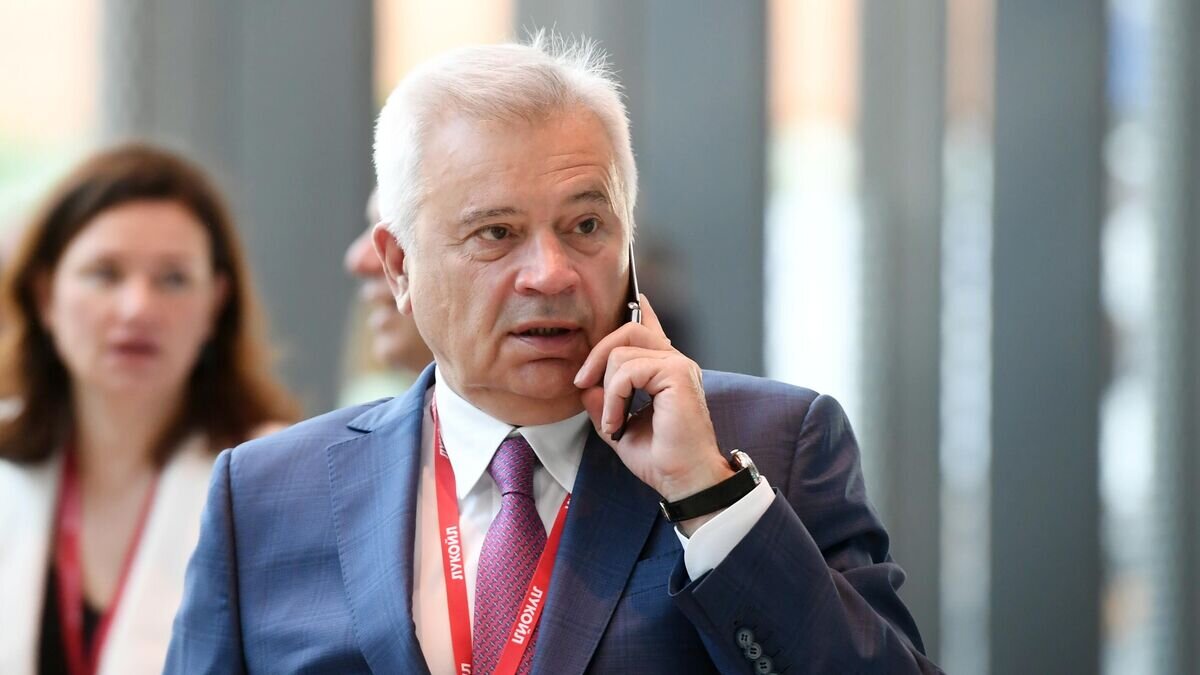    Президент, председатель правления ПАО "Лукойл" Вагит Алекперов © РИА Новости / Илья Питалев