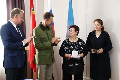    Депутат Государственной Думы Никита Чаплин вручает паспорта жителям ЛДНР в Зарайске ©Telegram-канал Депутата Государственной Думы Никиты Чаплина
