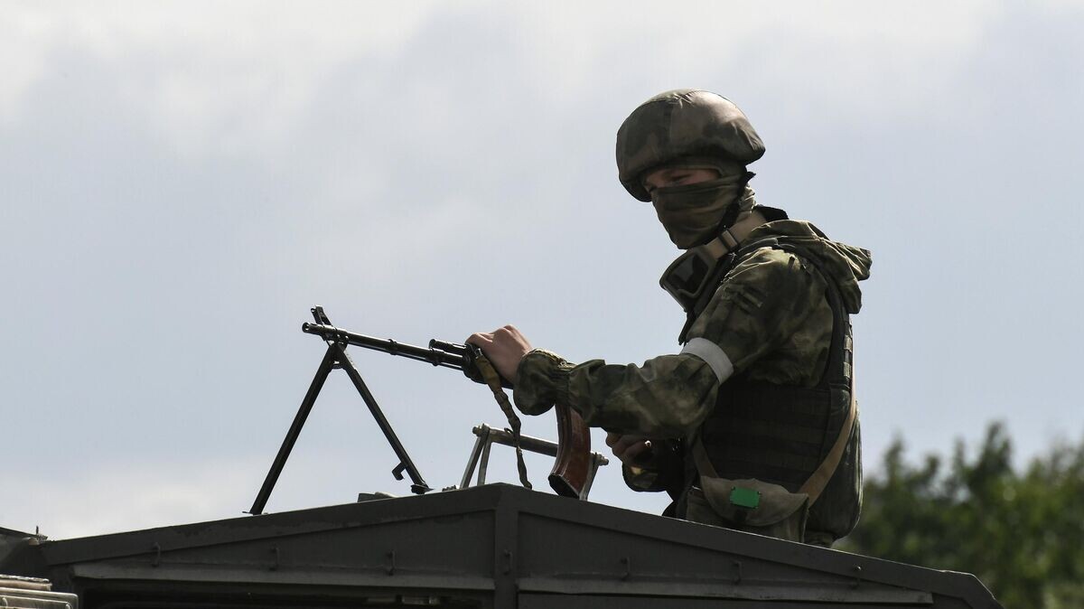    Российский военнослужащий возле КПП "Васильевка" в Запорожской области© РИА Новости / Константин Михальчевский