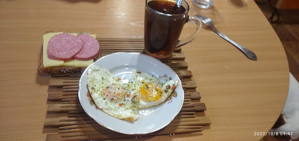 Завтрак:яичница, бутерброд, чай с сахаром