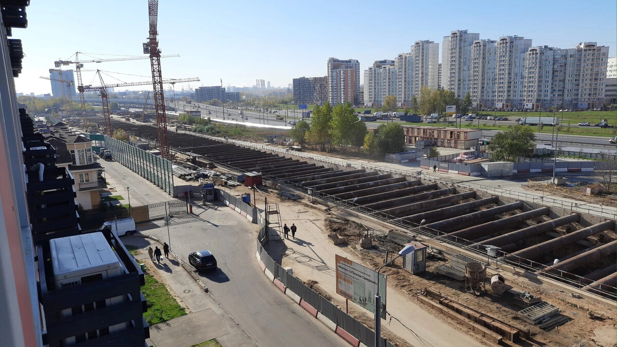 📷 1: Котлован строительства станции. Продолжается активное строительства свода, для сооружения всего свода станции понадобится около 4 месяцев.
