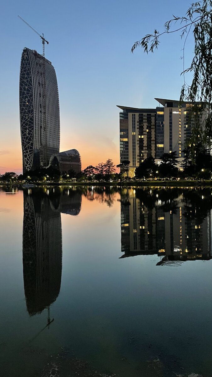 Marriott, Однозначно из первых... В 2020 году стоимость была 1700 долларов за метр, с полной отделкой, сейчас - 3500. Красивый объект!