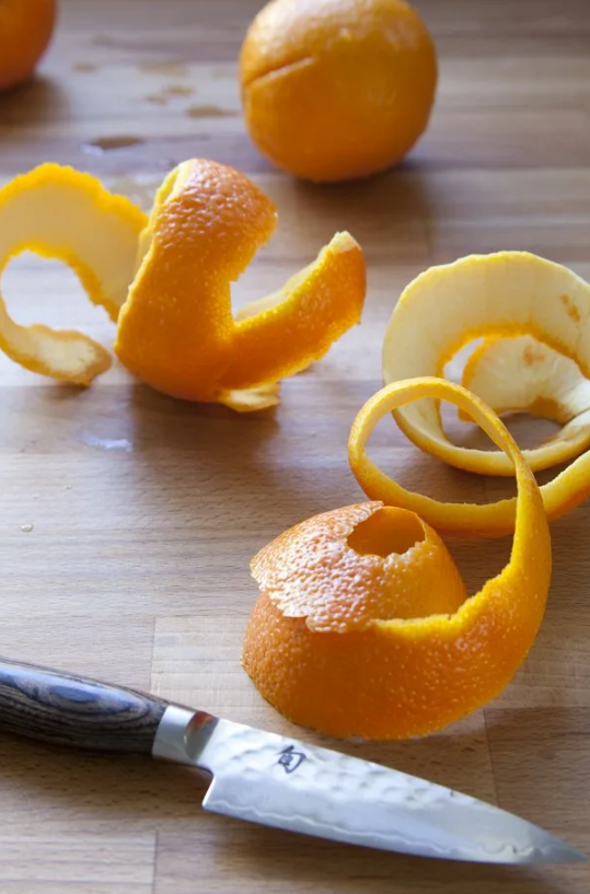 Кожура мандаринов апельсинов. Кожура апельсина. Мандариновая кожура. Апельсиновая корка. Цедра мандарина.