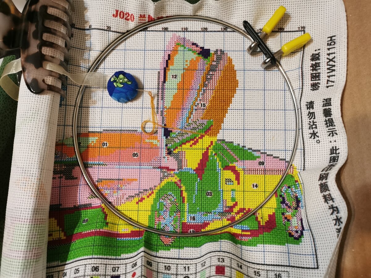 Dara вышивает