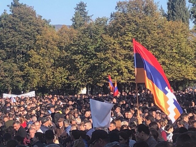 В Степанакерте прошёл многотысячный митинг в поддержку заявления Национального собрания Арцаха. Фоторепортаж