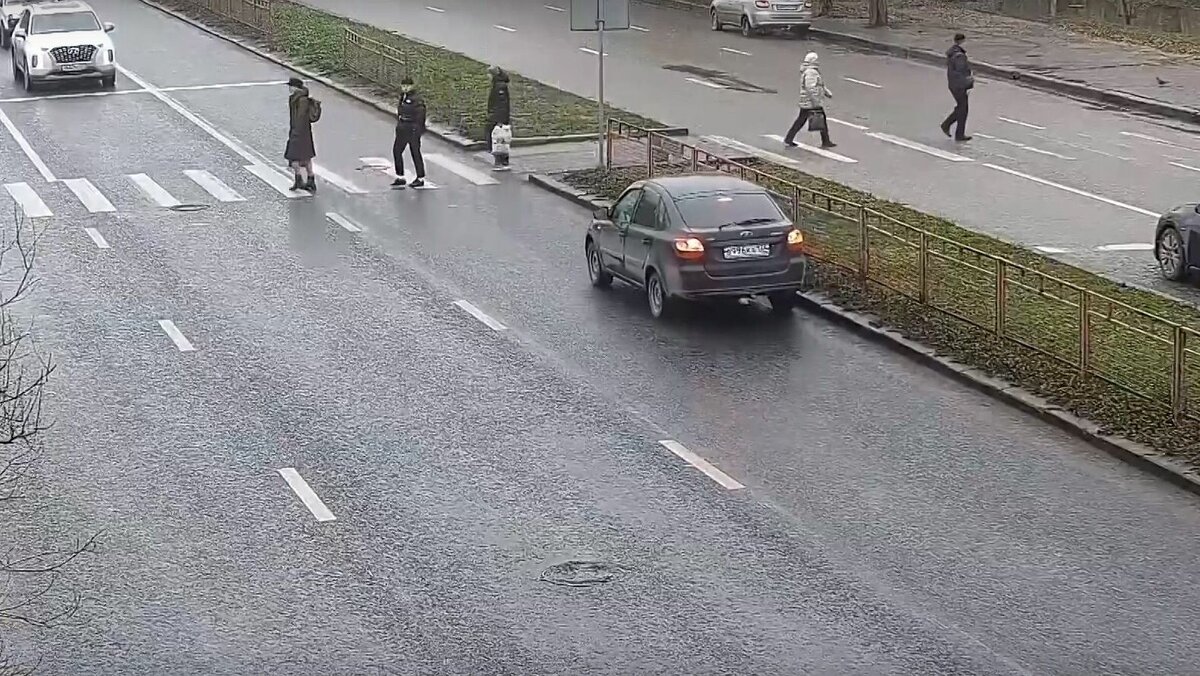     Накануне в Кировском районе Волгограда водитель выехал на встречную полосу в плотном потоке авто на Второй продольной магистрали, чем изрядно удивил и потеснил на дороге других. Теперь его ищет полиция.