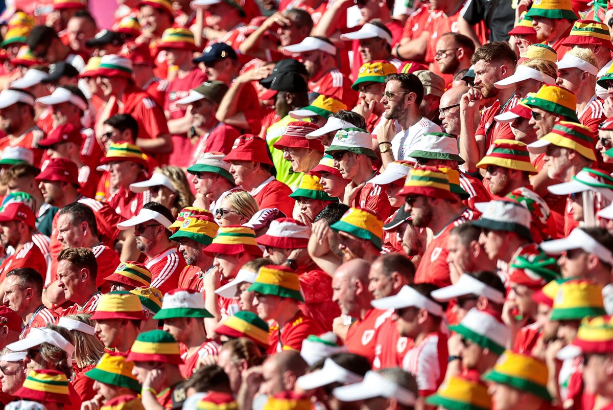     Группа "В": Уэльс - Иран 0:2.