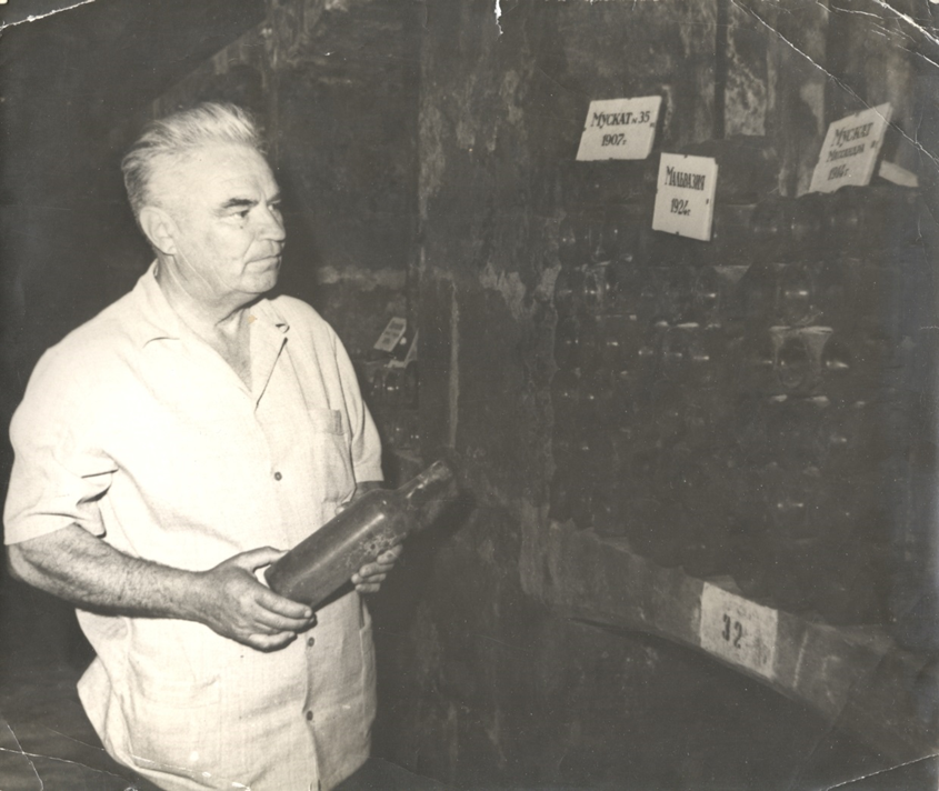 Мой дедушка - Тараненко Петр Егорович в подвалах Массандры.