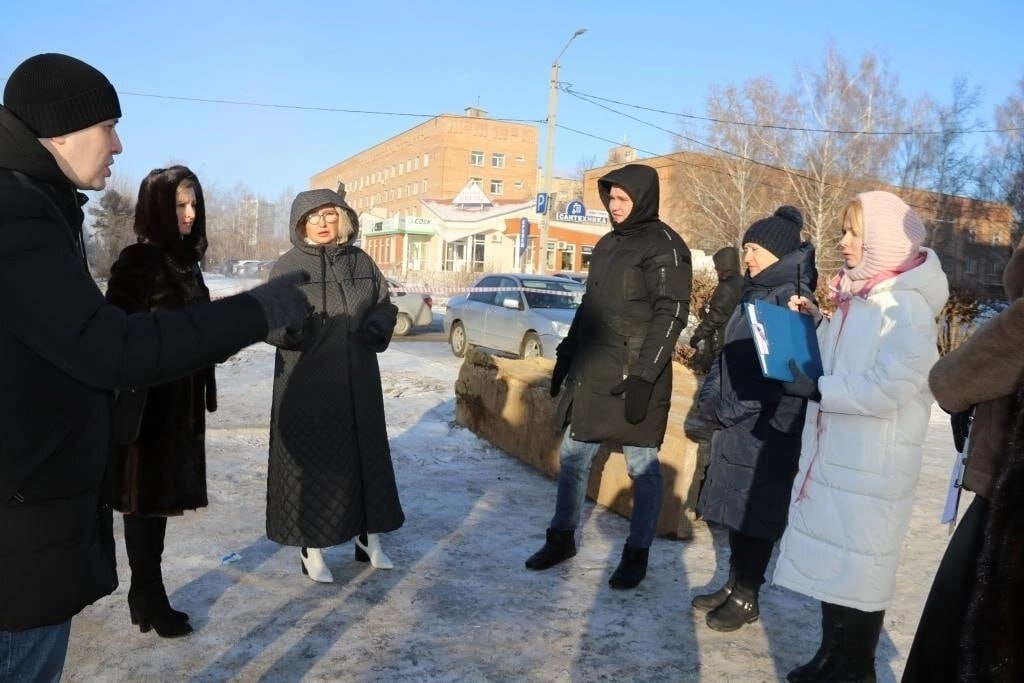 По центру в белых сапожках та самая чиновница