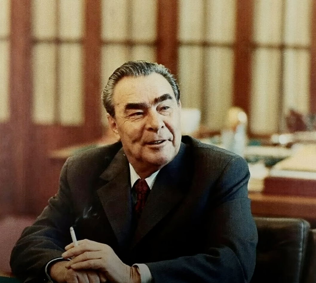 Брежнев стоит. Брежнев 1964.