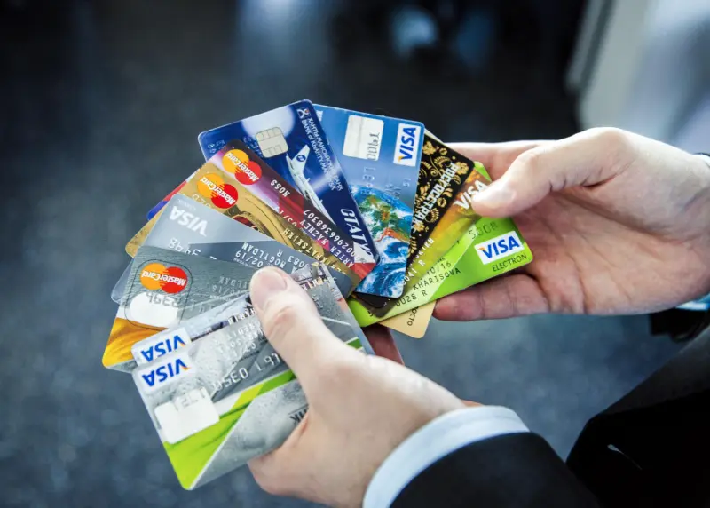 Где лучше оформить карту? Фото: yandex.ru