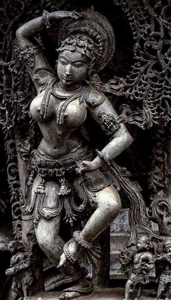 Апсара. Источник: https://i.pinimg.com/736x/0b/c9/16/0bc916764922e5a7bb0748a07f35e2ed--sculptures-india.jpg