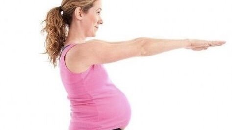 Почему нельзя беременным поднимать руки наверх. Беременная поднимает руки. Йога для беременных с инструктором. Упражнения для тазового дна беременным. Можно беременной поднимать руки вверх.