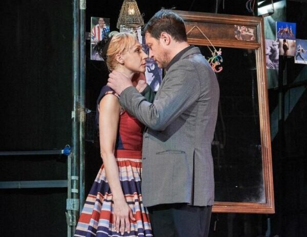    Спектакль “Двое на качелях”. Фото: teleprogramma.pro