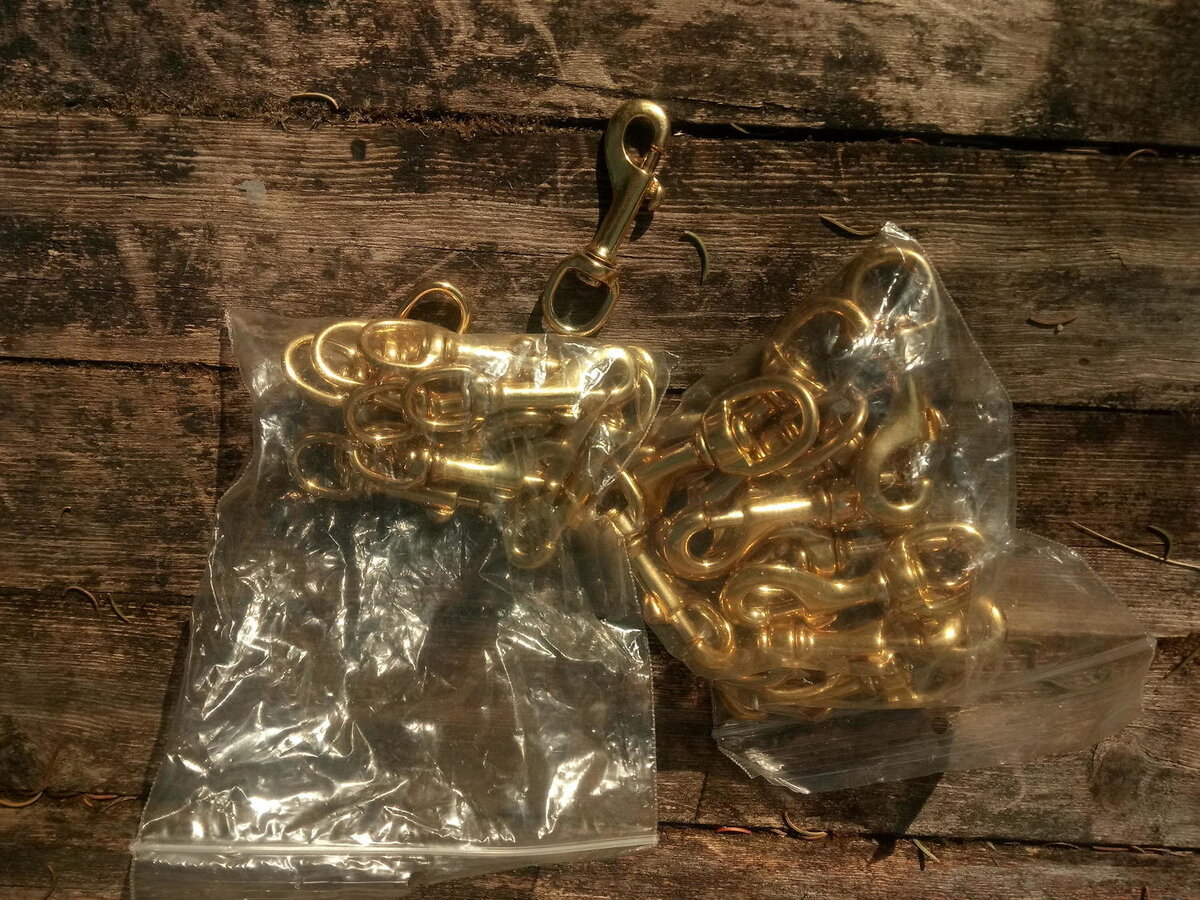 Вот так аккуратно расфасованное в пакетики оно попадает в руки собаковладельцев.