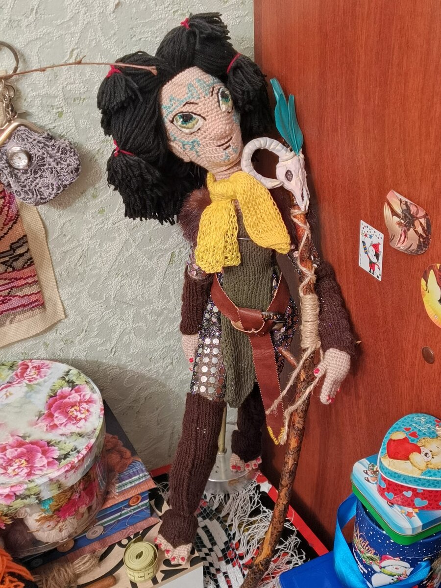 Проект №2: Мерриль. Доказала, что вязаная кукла теоретически может стоять, хоть и бесконечно падая. Стала кладезью нововведений: первая испробовала на своей шкуре двусоставное тело, подвижные кисти и ступни, шитую одежду, вязанный на спицах комбинезон, подставку, посох и вышитые ногти. 