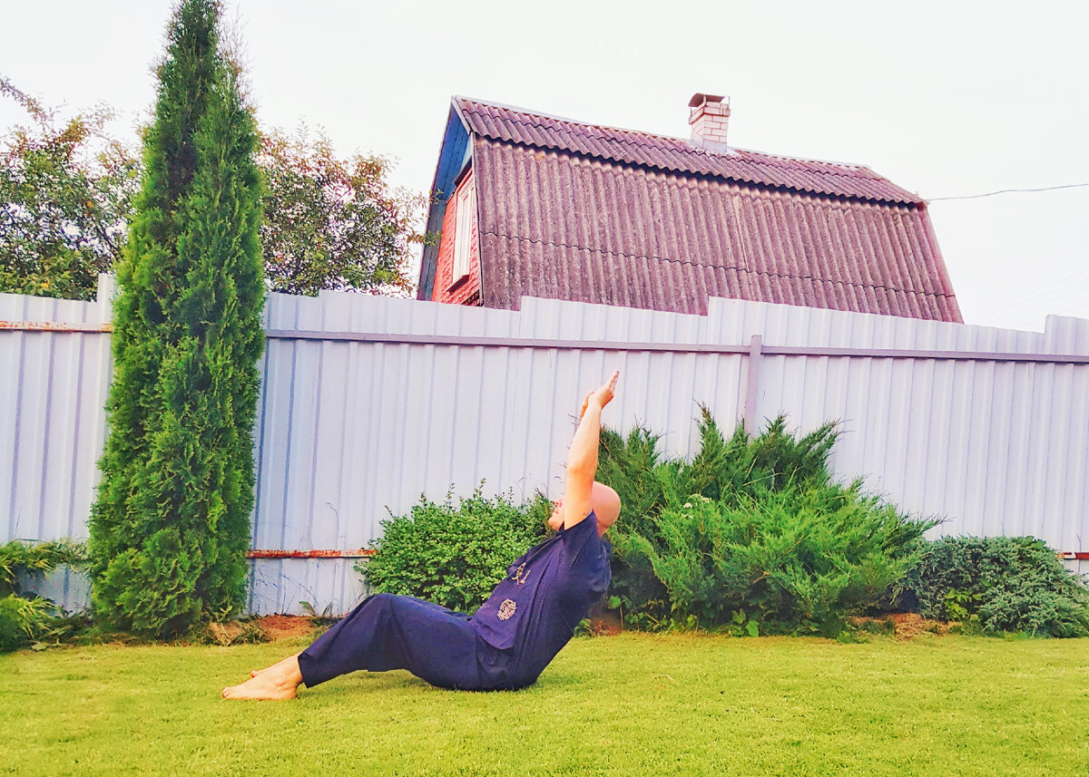             Подтягивание коленей полусидя.
🔥Сядьте так , чтобы ноги были согнуты в коленях , а корпус отводился назад под углом 45 градусов к полу . 
🔥Вытяните руки вверх . 
🔥Теперь поочередно поднимайте колени к груди , одновременно опуская руки и обхватывая ими голень .💪🙏