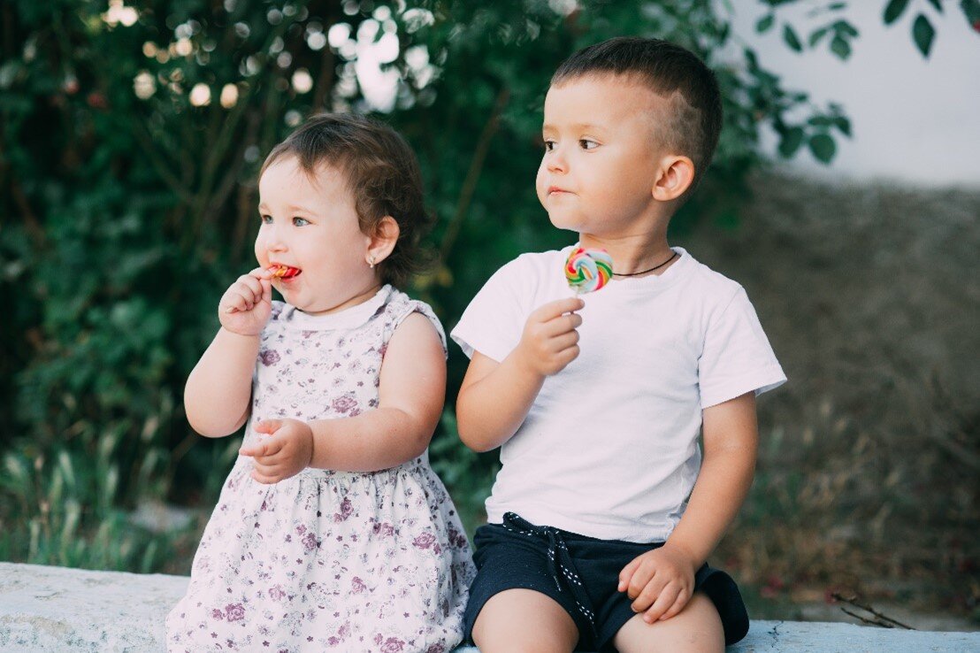 Помните, что кариес может развиться ещё до того, как в рационе ребёнка появятся шоколадки и булочки. С употреблением сладких напитков и смесей, особенно в ночное время, эксперты связывают появление так называемого бутылочного кариеса.