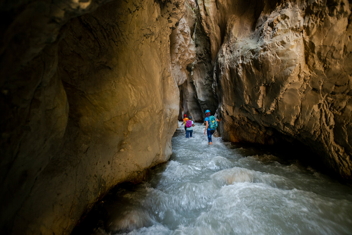  Проход по тоннелю Эликчая и отвесные, покрытые лесом склоны Гудиалчайского каньона