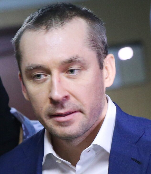 Д.Захарченко. Вроде простое, даже красивое славянское лицо. И не скажешь, что может что-то плохое. Ан нет, ворюга космических масштабов.