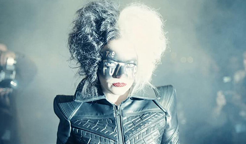 Кадр из фильма Cruella. Режиссер: Крэйг Гиллеспи. Оператор: Николас Каракатсанис. Производство: Gunn Films, Marc Platt Productions, TSG Entertainment, Walt Disney Pictures. Показ в России: Дисней Студиос