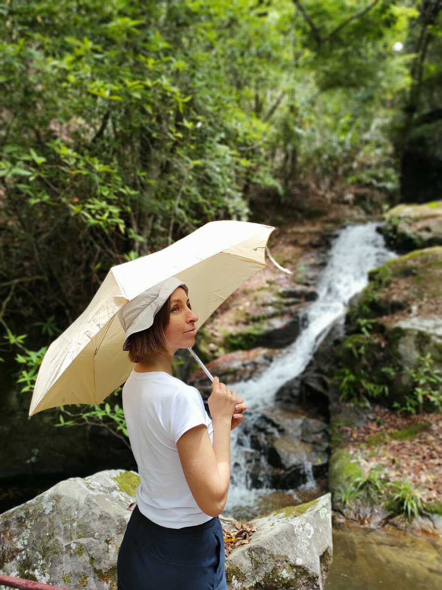 Рядом с местом где я живу есть небольшой водопад. К нему идёт тропа 1,5 км зерез лес.