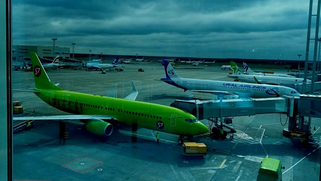 Ожидая рейс, фотографировала самолеты