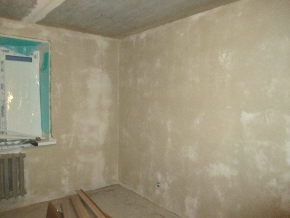 На стены и откосы нанесена гипсовая штукатурка