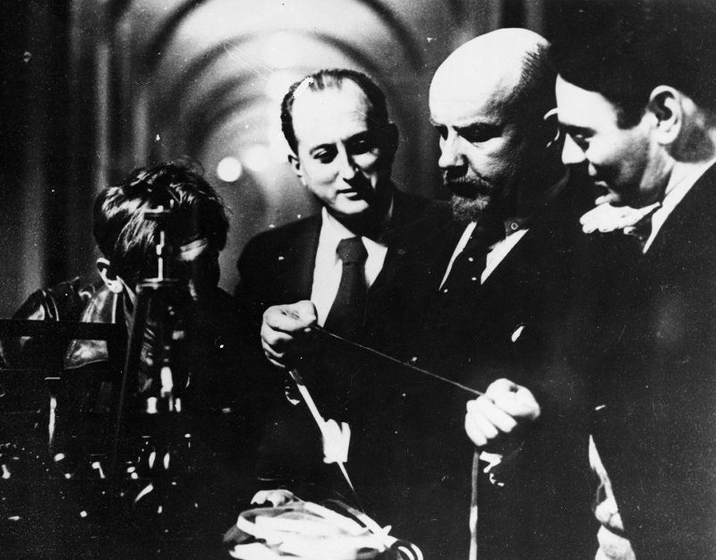 Михаил Ромм, Борис Щукин, Борис Волчек https://csdfmuseum.ru/articles/703-Как-снимался-Ленин-в-Октябре-М-Ромма