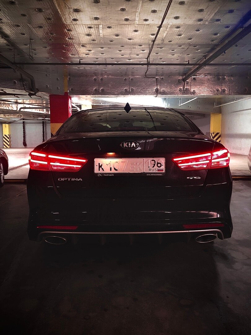 На рынке на тот момент (а это июнь 2021-го года) уже творился ужас с автомобилями и я искал что посвежее. В итоге остались лишь "Оптима", "Камри" и "Пассат". В моем городе из живого только "Оптимы" и "Камри". Ну и в соотношении цена/качество на рынке б/у кореец взял надо мной верх! (Фото сделано автором)