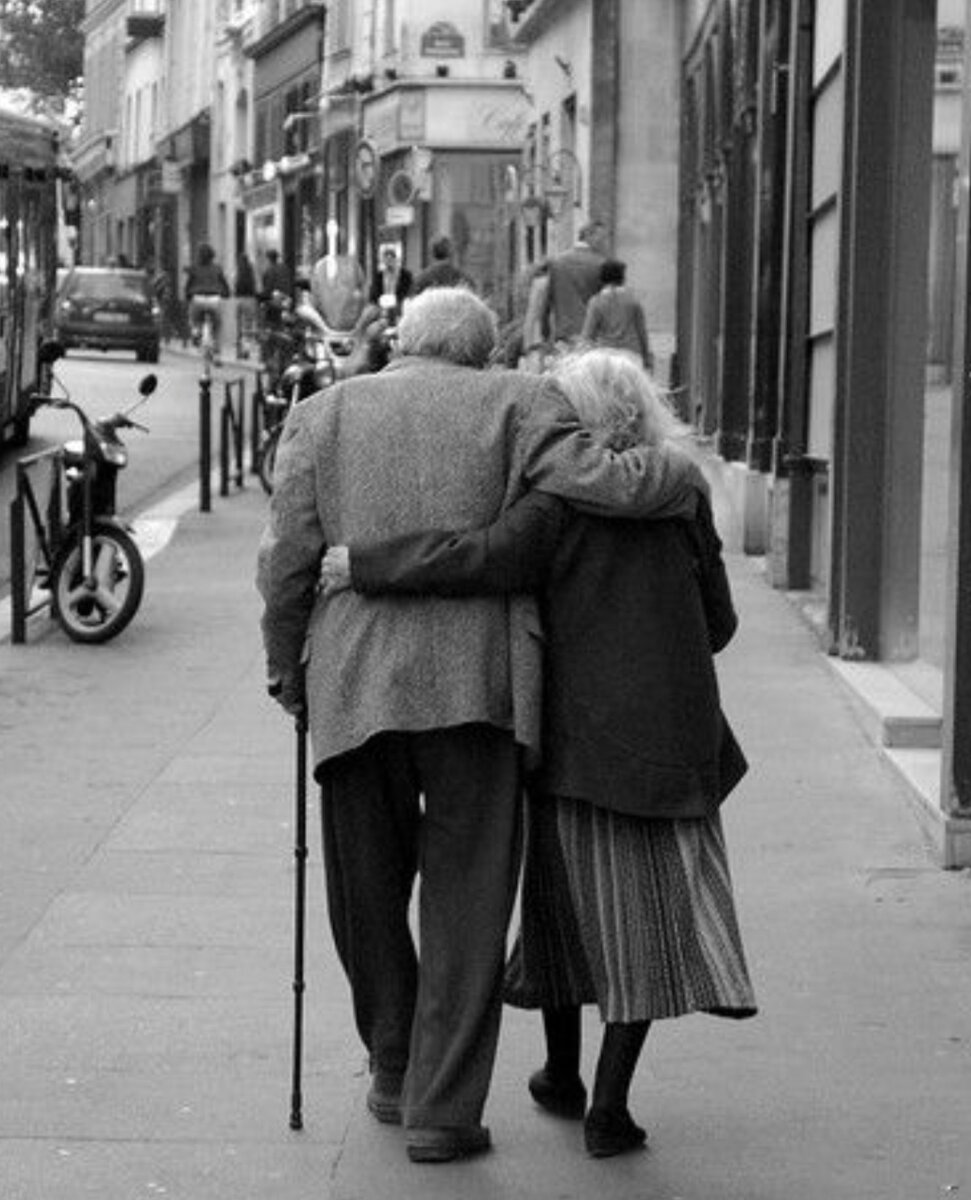 К сожалению, сейчас такая картина крайне редко встречается, но вы с вашим супругом можете сделать все возможное, чтобы другие смотрели на вас и вдохновлялись любить свою семью.