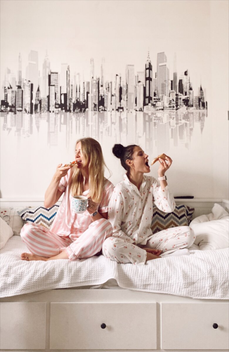 Фото меня и моей подруги Насти у меня дома. Постряпали овощную пиццу, наслаждаемся своей пижамной вечеринкой, сын бесится рядом, счастье есть